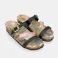Fabricado com materiais de qualidade, este chinelo da Anekke combina o melhor do design contemporâneo com o conforto de um dia inteiro.

As tiras em preto contrastam com a palmilha em estampa camuflada multicor — um detalhe inesperado que transforma um básico de verão numa peça com carácter. A sola em cortiça proporciona amortecimento natural e leveza, enquanto a fivela dourada ajustável garante um ajuste perfeito ao pé.