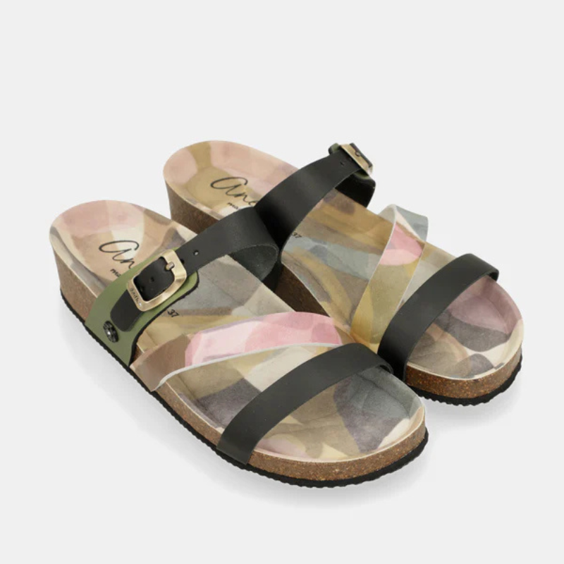 Fabricado com materiais de qualidade, este chinelo da Anekke combina o melhor do design contemporâneo com o conforto de um dia inteiro.

As tiras em preto contrastam com a palmilha em estampa camuflada multicor — um detalhe inesperado que transforma um básico de verão numa peça com carácter. A sola em cortiça proporciona amortecimento natural e leveza, enquanto a fivela dourada ajustável garante um ajuste perfeito ao pé.