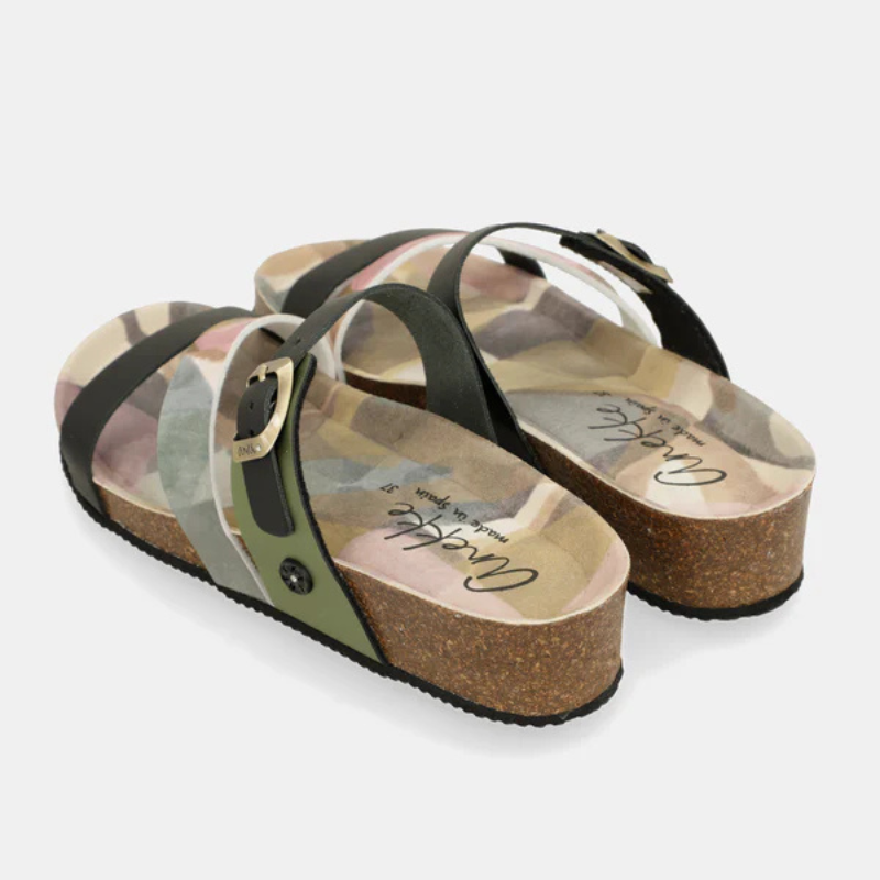 Fabricado com materiais de qualidade, este chinelo da Anekke combina o melhor do design contemporâneo com o conforto de um dia inteiro.

As tiras em preto contrastam com a palmilha em estampa camuflada multicor — um detalhe inesperado que transforma um básico de verão numa peça com carácter. A sola em cortiça proporciona amortecimento natural e leveza, enquanto a fivela dourada ajustável garante um ajuste perfeito ao pé.