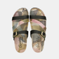 Fabricado com materiais de qualidade, este chinelo da Anekke combina o melhor do design contemporâneo com o conforto de um dia inteiro.

As tiras em preto contrastam com a palmilha em estampa camuflada multicor — um detalhe inesperado que transforma um básico de verão numa peça com carácter. A sola em cortiça proporciona amortecimento natural e leveza, enquanto a fivela dourada ajustável garante um ajuste perfeito ao pé.