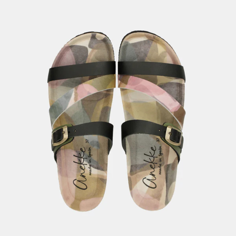 Fabricado com materiais de qualidade, este chinelo da Anekke combina o melhor do design contemporâneo com o conforto de um dia inteiro.

As tiras em preto contrastam com a palmilha em estampa camuflada multicor — um detalhe inesperado que transforma um básico de verão numa peça com carácter. A sola em cortiça proporciona amortecimento natural e leveza, enquanto a fivela dourada ajustável garante um ajuste perfeito ao pé.