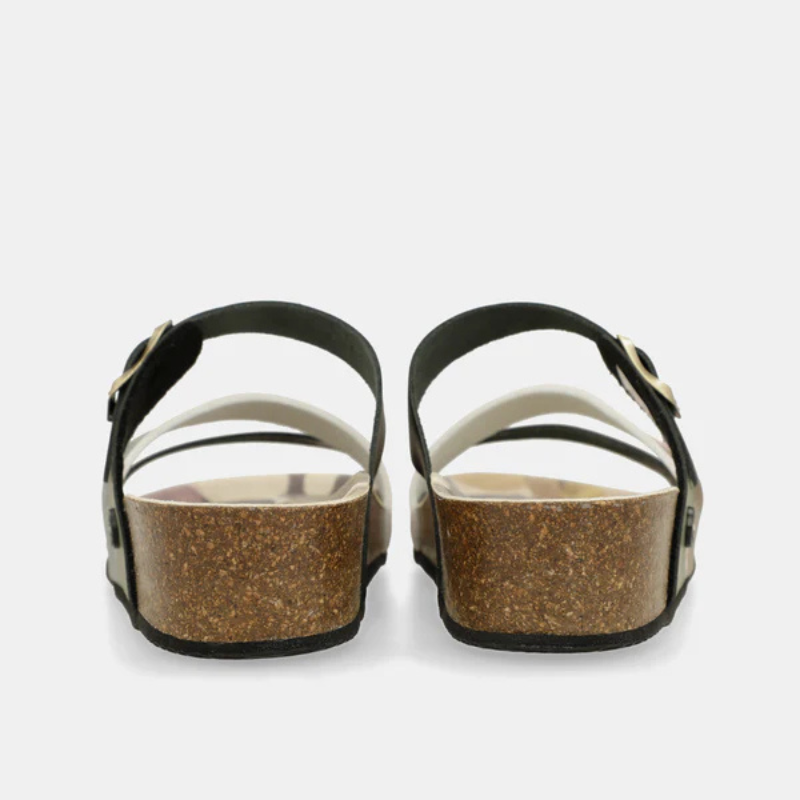 Fabricado com materiais de qualidade, este chinelo da Anekke combina o melhor do design contemporâneo com o conforto de um dia inteiro.

As tiras em preto contrastam com a palmilha em estampa camuflada multicor — um detalhe inesperado que transforma um básico de verão numa peça com carácter. A sola em cortiça proporciona amortecimento natural e leveza, enquanto a fivela dourada ajustável garante um ajuste perfeito ao pé.
