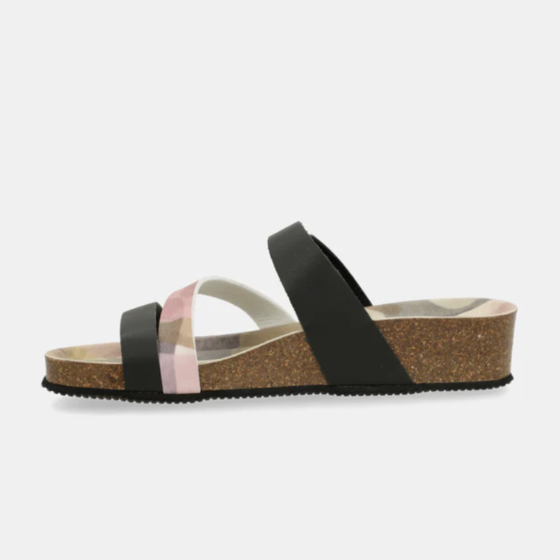 Fabricado com materiais de qualidade, este chinelo da Anekke combina o melhor do design contemporâneo com o conforto de um dia inteiro.

As tiras em preto contrastam com a palmilha em estampa camuflada multicor — um detalhe inesperado que transforma um básico de verão numa peça com carácter. A sola em cortiça proporciona amortecimento natural e leveza, enquanto a fivela dourada ajustável garante um ajuste perfeito ao pé.