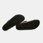 Fabricado com materiais de qualidade, este chinelo da Anekke combina o melhor do design contemporâneo com o conforto de um dia inteiro.

As tiras em preto contrastam com a palmilha em estampa camuflada multicor — um detalhe inesperado que transforma um básico de verão numa peça com carácter. A sola em cortiça proporciona amortecimento natural e leveza, enquanto a fivela dourada ajustável garante um ajuste perfeito ao pé.
