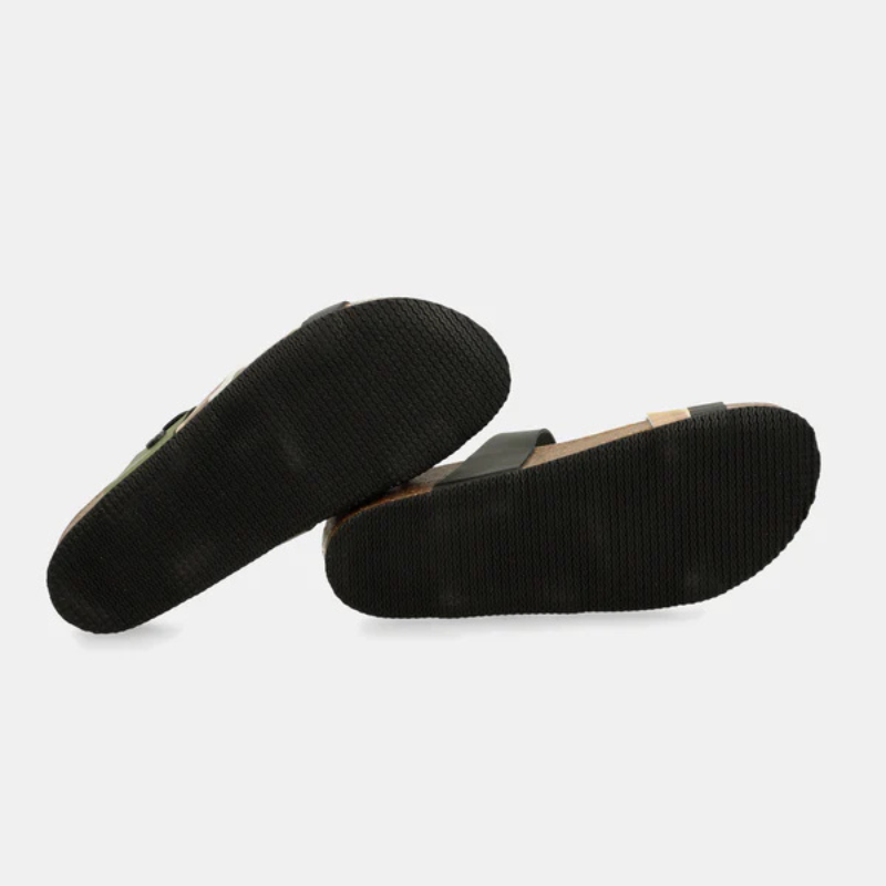 Fabricado com materiais de qualidade, este chinelo da Anekke combina o melhor do design contemporâneo com o conforto de um dia inteiro.

As tiras em preto contrastam com a palmilha em estampa camuflada multicor — um detalhe inesperado que transforma um básico de verão numa peça com carácter. A sola em cortiça proporciona amortecimento natural e leveza, enquanto a fivela dourada ajustável garante um ajuste perfeito ao pé.