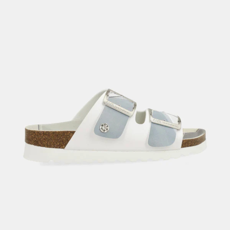 Um chinelo que une elegância e leveza numa só peça.

As tiras em branco com reflexo iridescente azul-prata captam a luz de forma única, enquanto as fivelas metálicas prateadas de grande formato acrescentam um toque contemporâneo e sofisticado. A palmilha anatómica adapta-se ao formato do pé, garantindo um conforto excepcional do primeiro ao último passo, e a sola branca em borracha assegura estabilidade em qualquer superfície.