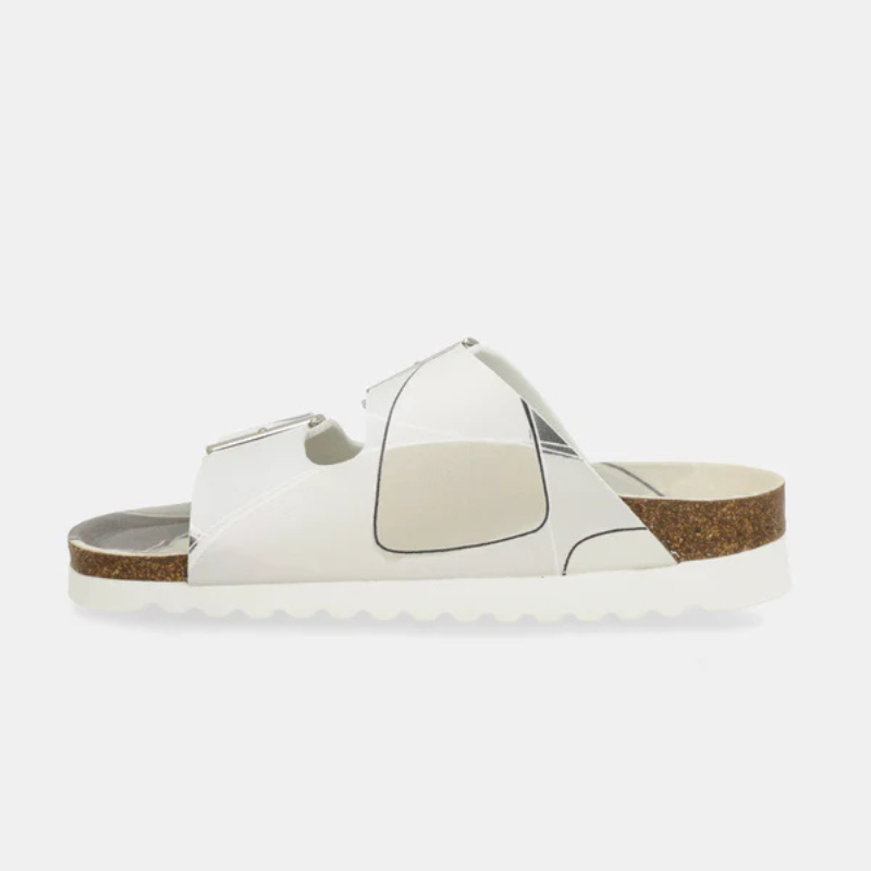 Um chinelo que une elegância e leveza numa só peça.

As tiras em branco com reflexo iridescente azul-prata captam a luz de forma única, enquanto as fivelas metálicas prateadas de grande formato acrescentam um toque contemporâneo e sofisticado. A palmilha anatómica adapta-se ao formato do pé, garantindo um conforto excepcional do primeiro ao último passo, e a sola branca em borracha assegura estabilidade em qualquer superfície.