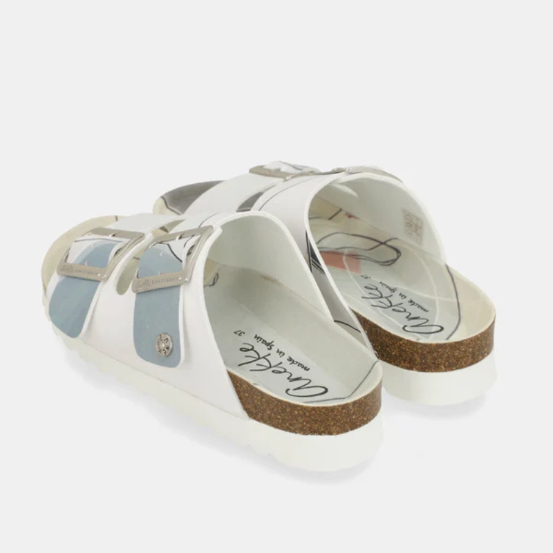 Um chinelo que une elegância e leveza numa só peça.

As tiras em branco com reflexo iridescente azul-prata captam a luz de forma única, enquanto as fivelas metálicas prateadas de grande formato acrescentam um toque contemporâneo e sofisticado. A palmilha anatómica adapta-se ao formato do pé, garantindo um conforto excepcional do primeiro ao último passo, e a sola branca em borracha assegura estabilidade em qualquer superfície.