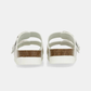 Um chinelo que une elegância e leveza numa só peça.

As tiras em branco com reflexo iridescente azul-prata captam a luz de forma única, enquanto as fivelas metálicas prateadas de grande formato acrescentam um toque contemporâneo e sofisticado. A palmilha anatómica adapta-se ao formato do pé, garantindo um conforto excepcional do primeiro ao último passo, e a sola branca em borracha assegura estabilidade em qualquer superfície.