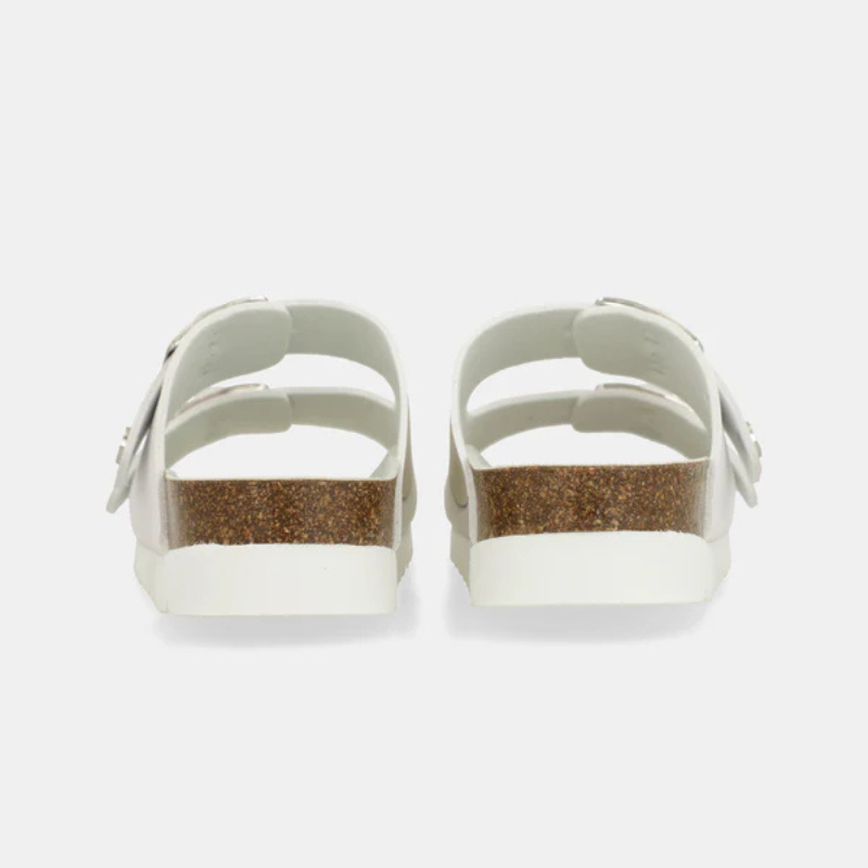 Um chinelo que une elegância e leveza numa só peça.

As tiras em branco com reflexo iridescente azul-prata captam a luz de forma única, enquanto as fivelas metálicas prateadas de grande formato acrescentam um toque contemporâneo e sofisticado. A palmilha anatómica adapta-se ao formato do pé, garantindo um conforto excepcional do primeiro ao último passo, e a sola branca em borracha assegura estabilidade em qualquer superfície.