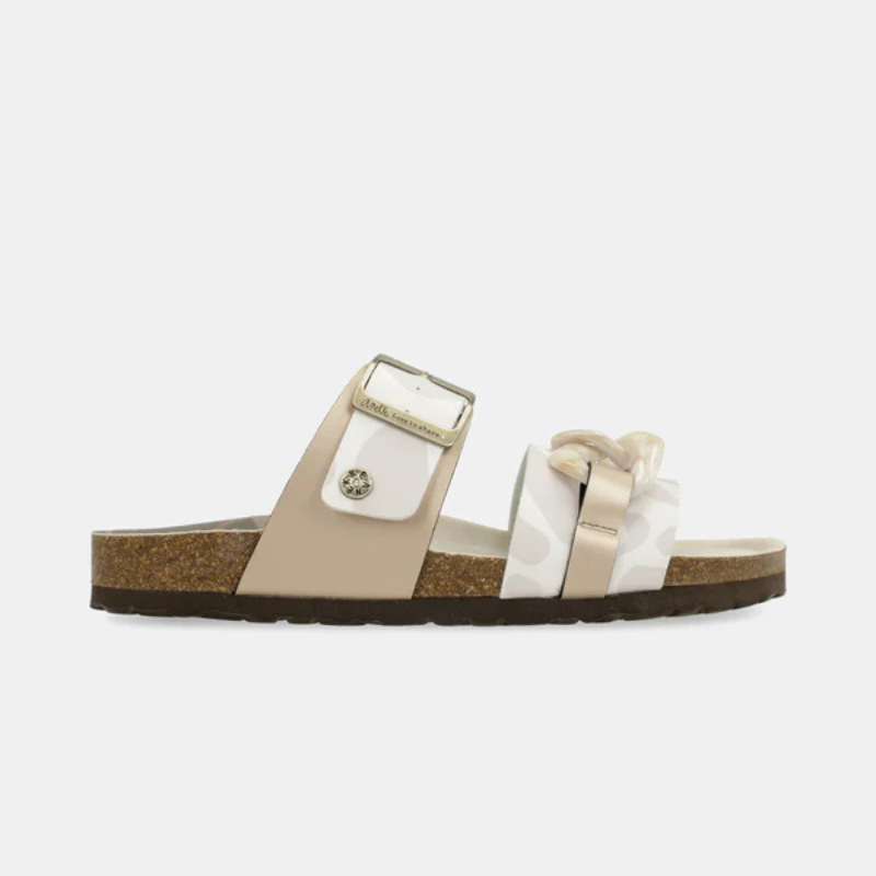 Um chinelo que combina feminilidade e sofisticação numa peça verdadeiramente especial.

A tira superior em corrente entrelaçada de resina perolada branco-creme capta a luz de forma única, criando um efeito luxuoso a cada movimento, enquanto a tira inferior em couro creme com fivela dourada de grande formato permite segurança ao caminhar.