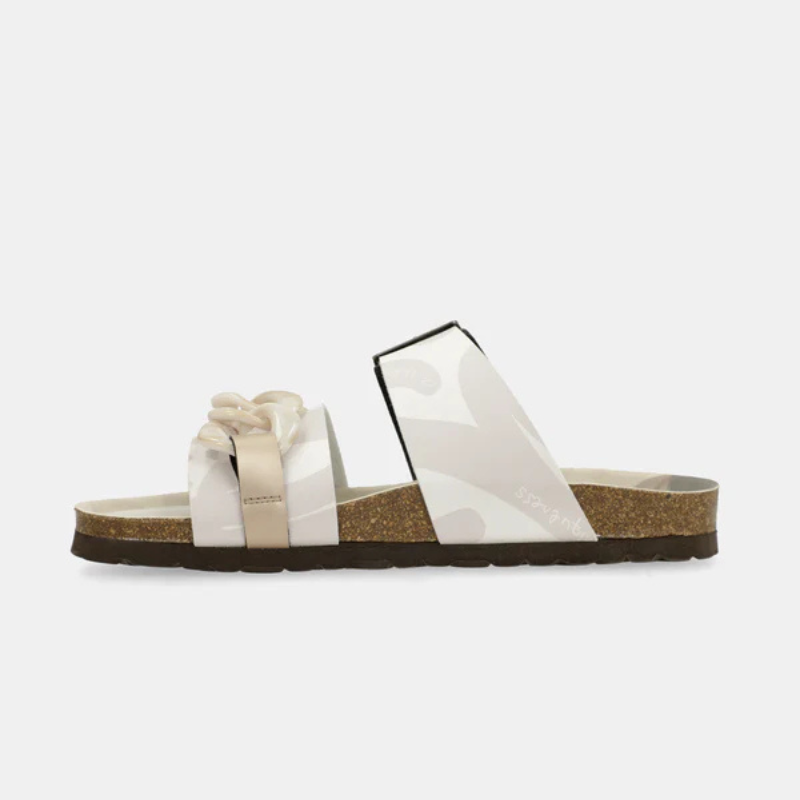 Um chinelo que combina feminilidade e sofisticação numa peça verdadeiramente especial.

A tira superior em corrente entrelaçada de resina perolada branco-creme capta a luz de forma única, criando um efeito luxuoso a cada movimento, enquanto a tira inferior em couro creme com fivela dourada de grande formato permite segurança ao caminhar.