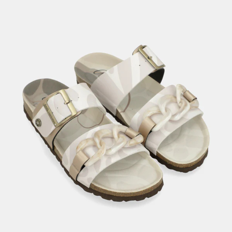 Um chinelo que combina feminilidade e sofisticação numa peça verdadeiramente especial.

A tira superior em corrente entrelaçada de resina perolada branco-creme capta a luz de forma única, criando um efeito luxuoso a cada movimento, enquanto a tira inferior em couro creme com fivela dourada de grande formato permite segurança ao caminhar.
