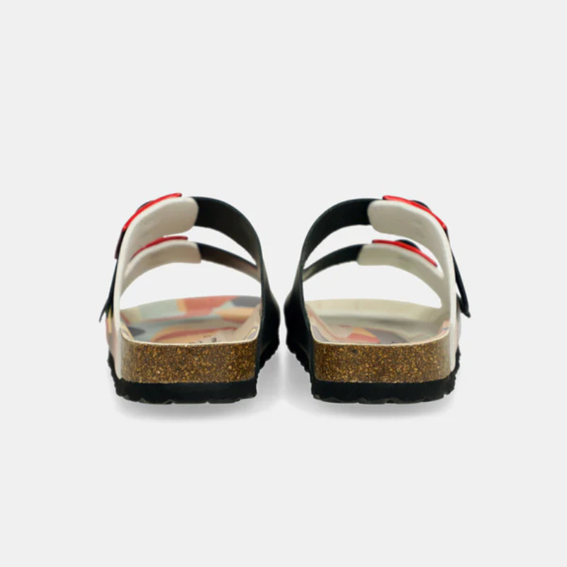 Um chinelo que não passa despercebido.

O padrão camuflado em tons de bege, terracota e azul-cinza ganha vida com as fivelas metálicas em vermelho vibrante — um contraste ousado que define o estilo desta estação. Confortável do primeiro ao último passo, a palmilha anatómica em cortiça adapta-se ao formato do pé, tornando-a a escolha perfeita para os dias mais longos de verão.