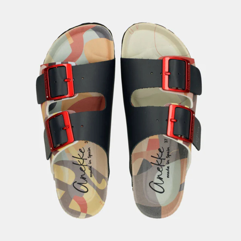 Um chinelo que não passa despercebido.

O padrão camuflado em tons de bege, terracota e azul-cinza ganha vida com as fivelas metálicas em vermelho vibrante — um contraste ousado que define o estilo desta estação. Confortável do primeiro ao último passo, a palmilha anatómica em cortiça adapta-se ao formato do pé, tornando-a a escolha perfeita para os dias mais longos de verão.