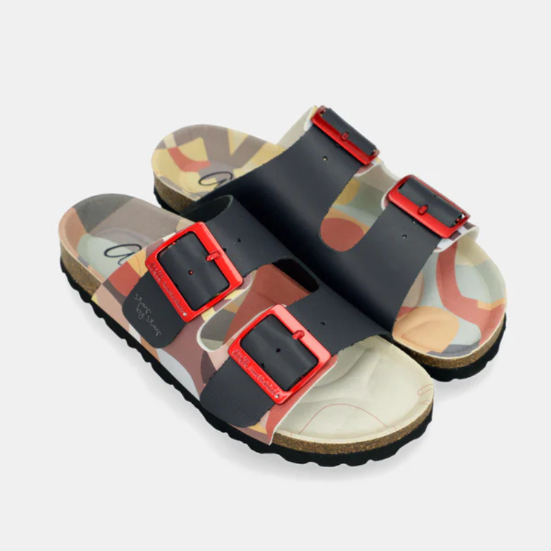 Um chinelo que não passa despercebido.

O padrão camuflado em tons de bege, terracota e azul-cinza ganha vida com as fivelas metálicas em vermelho vibrante — um contraste ousado que define o estilo desta estação. Confortável do primeiro ao último passo, a palmilha anatómica em cortiça adapta-se ao formato do pé, tornando-a a escolha perfeita para os dias mais longos de verão.