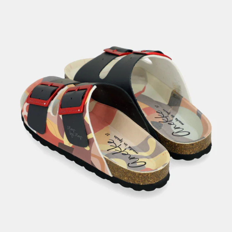 Um chinelo que não passa despercebido.

O padrão camuflado em tons de bege, terracota e azul-cinza ganha vida com as fivelas metálicas em vermelho vibrante — um contraste ousado que define o estilo desta estação. Confortável do primeiro ao último passo, a palmilha anatómica em cortiça adapta-se ao formato do pé, tornando-a a escolha perfeita para os dias mais longos de verão.