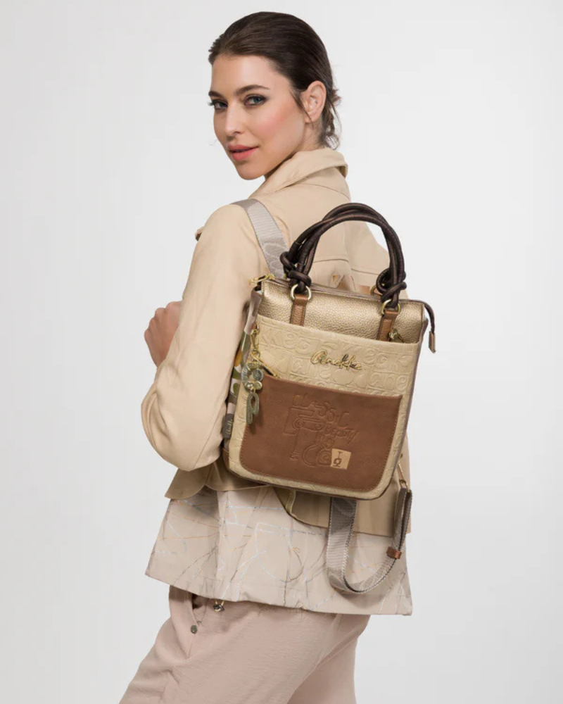 Esta mochila combina elegância, funcionalidade e um design exclusivo, perfeita para acompanhar o dia a dia com estilo.

Confeccionada em material de alta qualidade, apresenta uma harmoniosa combinação de tons quentes e detalhes texturizados, enriquecidos por aplicações decorativas e ilustrações características da marca.