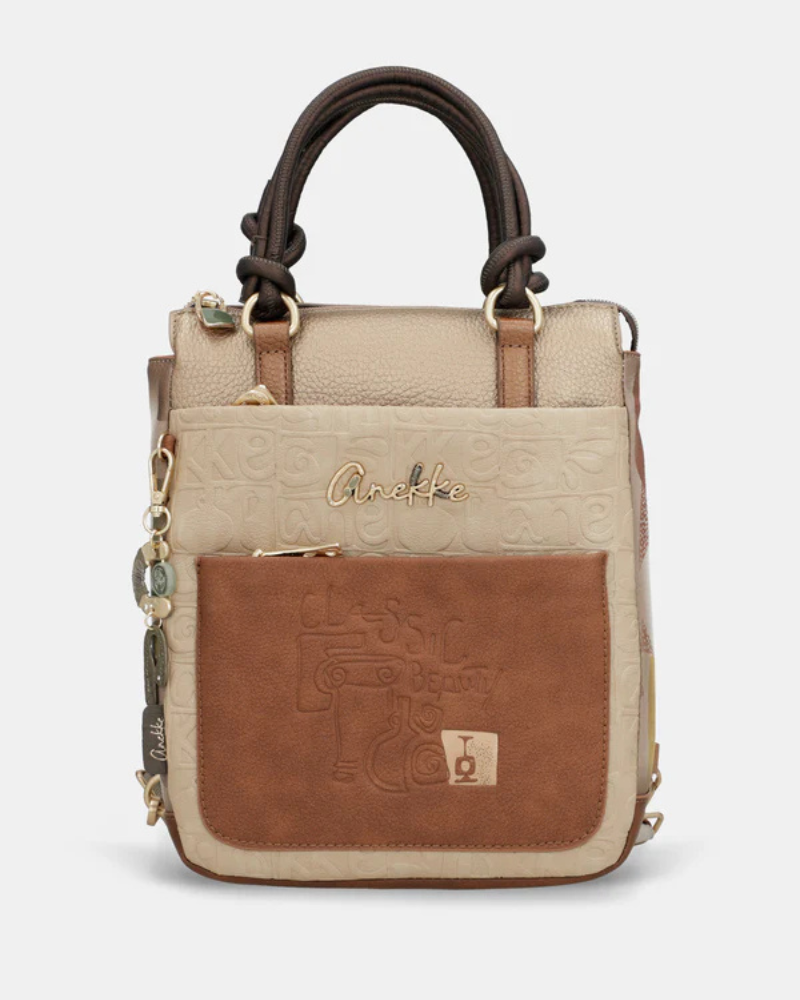 Esta mochila combina elegância, funcionalidade e um design exclusivo, perfeita para acompanhar o dia a dia com estilo.

Confeccionada em material de alta qualidade, apresenta uma harmoniosa combinação de tons quentes e detalhes texturizados, enriquecidos por aplicações decorativas e ilustrações características da marca.