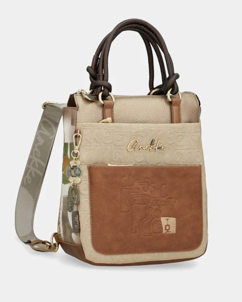 Esta mochila combina elegância, funcionalidade e um design exclusivo, perfeita para acompanhar o dia a dia com estilo.

Confeccionada em material de alta qualidade, apresenta uma harmoniosa combinação de tons quentes e detalhes texturizados, enriquecidos por aplicações decorativas e ilustrações características da marca.