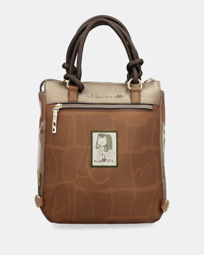 Esta mochila combina elegância, funcionalidade e um design exclusivo, perfeita para acompanhar o dia a dia com estilo.

Confeccionada em material de alta qualidade, apresenta uma harmoniosa combinação de tons quentes e detalhes texturizados, enriquecidos por aplicações decorativas e ilustrações características da marca.