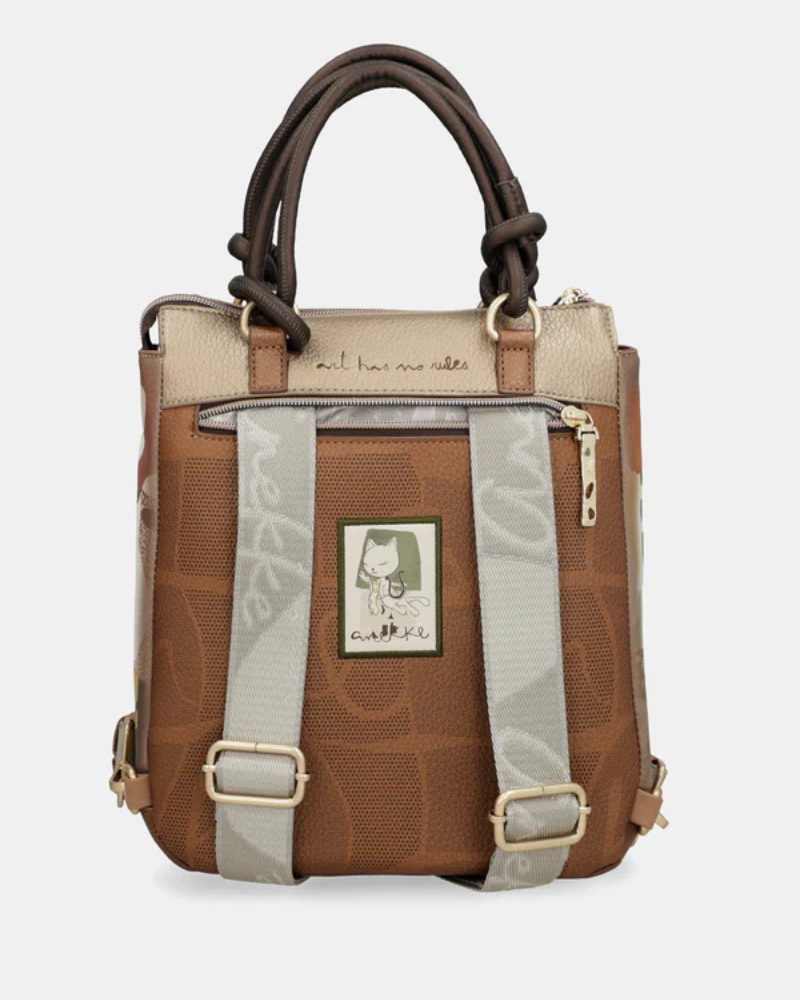 Esta mochila combina elegância, funcionalidade e um design exclusivo, perfeita para acompanhar o dia a dia com estilo.

Confeccionada em material de alta qualidade, apresenta uma harmoniosa combinação de tons quentes e detalhes texturizados, enriquecidos por aplicações decorativas e ilustrações características da marca.