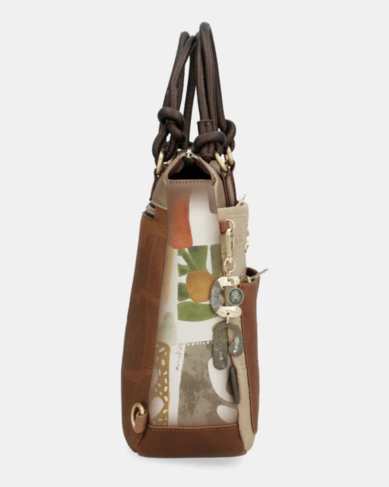 Esta mochila combina elegância, funcionalidade e um design exclusivo, perfeita para acompanhar o dia a dia com estilo.

Confeccionada em material de alta qualidade, apresenta uma harmoniosa combinação de tons quentes e detalhes texturizados, enriquecidos por aplicações decorativas e ilustrações características da marca.