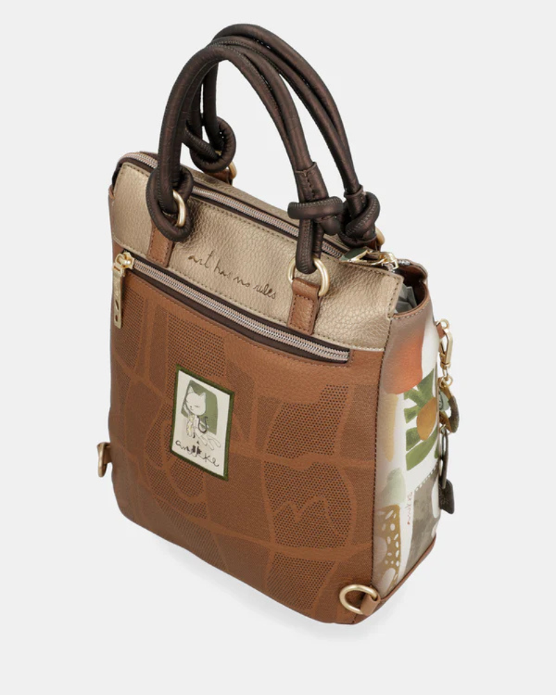 Esta mochila combina elegância, funcionalidade e um design exclusivo, perfeita para acompanhar o dia a dia com estilo.

Confeccionada em material de alta qualidade, apresenta uma harmoniosa combinação de tons quentes e detalhes texturizados, enriquecidos por aplicações decorativas e ilustrações características da marca.