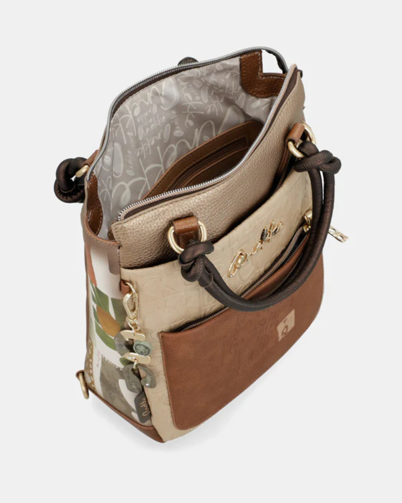 Esta mochila combina elegância, funcionalidade e um design exclusivo, perfeita para acompanhar o dia a dia com estilo.

Confeccionada em material de alta qualidade, apresenta uma harmoniosa combinação de tons quentes e detalhes texturizados, enriquecidos por aplicações decorativas e ilustrações características da marca.