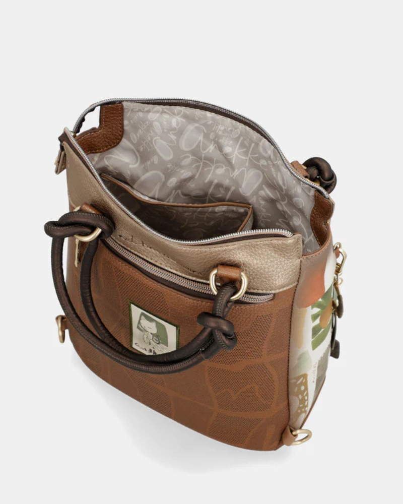 Esta mochila combina elegância, funcionalidade e um design exclusivo, perfeita para acompanhar o dia a dia com estilo.

Confeccionada em material de alta qualidade, apresenta uma harmoniosa combinação de tons quentes e detalhes texturizados, enriquecidos por aplicações decorativas e ilustrações características da marca.