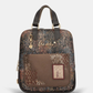 Uma mochila que eleva o conceito de acessório funcional a verdadeira peça de autor.

O seu exterior apresenta um padrão em patchwork com texturas e motivos em tons de verde-musgo, castanho, terracota e dourado, com apontamentos florais e geométricos que evocam a riqueza dos tecidos artesanais. A assinatura Anekke em lettering dourado, os detalhes em metal dourado e o pendente com logótipo completam um design sofisticado e inconfundível.