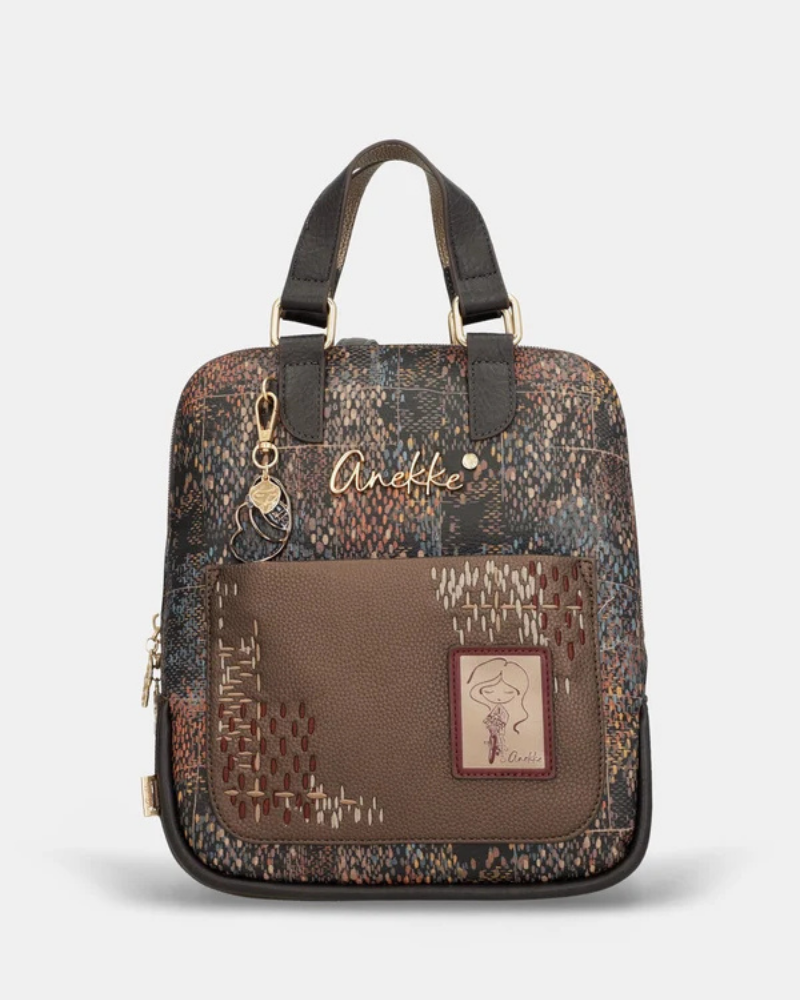 Uma mochila que eleva o conceito de acessório funcional a verdadeira peça de autor.

O seu exterior apresenta um padrão em patchwork com texturas e motivos em tons de verde-musgo, castanho, terracota e dourado, com apontamentos florais e geométricos que evocam a riqueza dos tecidos artesanais. A assinatura Anekke em lettering dourado, os detalhes em metal dourado e o pendente com logótipo completam um design sofisticado e inconfundível.