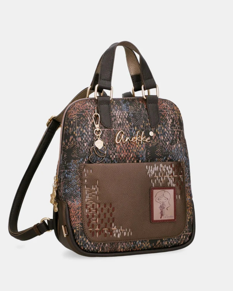 Uma mochila que eleva o conceito de acessório funcional a verdadeira peça de autor.

O seu exterior apresenta um padrão em patchwork com texturas e motivos em tons de verde-musgo, castanho, terracota e dourado, com apontamentos florais e geométricos que evocam a riqueza dos tecidos artesanais. A assinatura Anekke em lettering dourado, os detalhes em metal dourado e o pendente com logótipo completam um design sofisticado e inconfundível.