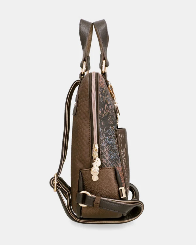 Uma mochila que eleva o conceito de acessório funcional a verdadeira peça de autor.

O seu exterior apresenta um padrão em patchwork com texturas e motivos em tons de verde-musgo, castanho, terracota e dourado, com apontamentos florais e geométricos que evocam a riqueza dos tecidos artesanais. A assinatura Anekke em lettering dourado, os detalhes em metal dourado e o pendente com logótipo completam um design sofisticado e inconfundível.