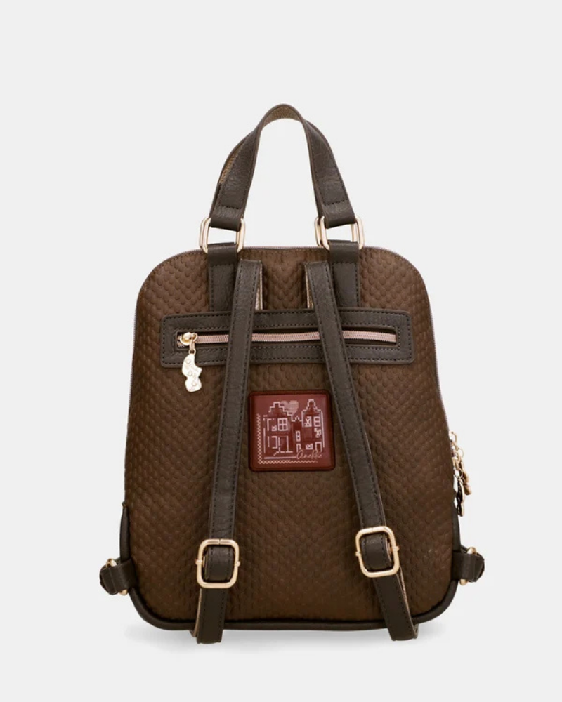 Uma mochila que eleva o conceito de acessório funcional a verdadeira peça de autor.

O seu exterior apresenta um padrão em patchwork com texturas e motivos em tons de verde-musgo, castanho, terracota e dourado, com apontamentos florais e geométricos que evocam a riqueza dos tecidos artesanais. A assinatura Anekke em lettering dourado, os detalhes em metal dourado e o pendente com logótipo completam um design sofisticado e inconfundível.