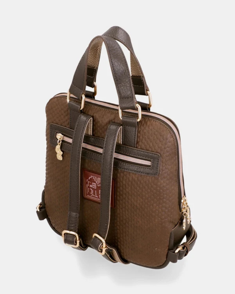 Uma mochila que eleva o conceito de acessório funcional a verdadeira peça de autor.

O seu exterior apresenta um padrão em patchwork com texturas e motivos em tons de verde-musgo, castanho, terracota e dourado, com apontamentos florais e geométricos que evocam a riqueza dos tecidos artesanais. A assinatura Anekke em lettering dourado, os detalhes em metal dourado e o pendente com logótipo completam um design sofisticado e inconfundível.