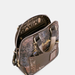 Uma mochila que eleva o conceito de acessório funcional a verdadeira peça de autor.

O seu exterior apresenta um padrão em patchwork com texturas e motivos em tons de verde-musgo, castanho, terracota e dourado, com apontamentos florais e geométricos que evocam a riqueza dos tecidos artesanais. A assinatura Anekke em lettering dourado, os detalhes em metal dourado e o pendente com logótipo completam um design sofisticado e inconfundível.
