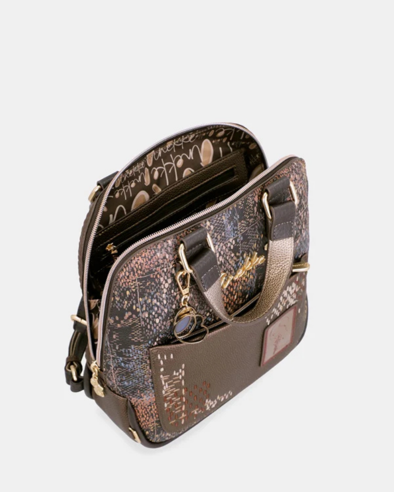 Uma mochila que eleva o conceito de acessório funcional a verdadeira peça de autor.

O seu exterior apresenta um padrão em patchwork com texturas e motivos em tons de verde-musgo, castanho, terracota e dourado, com apontamentos florais e geométricos que evocam a riqueza dos tecidos artesanais. A assinatura Anekke em lettering dourado, os detalhes em metal dourado e o pendente com logótipo completam um design sofisticado e inconfundível.