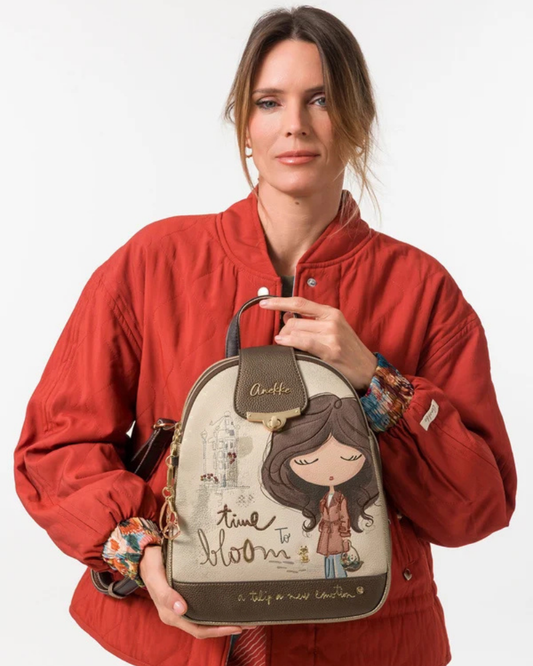 Esta mochila é uma peça cheia de personalidade e charme, pensada para a mulher que aprecia o detalhe e a originalidade.

De formato arredondado e dimensões compactas, apresenta uma ilustração exclusiva com a icónica personagem Anekke rodeada de elementos florais e a frase "time to bloom — a tulip, a new emotion", evocando a delicadeza e o espírito de renovação do outono.