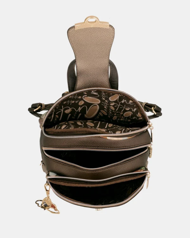 Esta mochila é uma peça cheia de personalidade e charme, pensada para a mulher que aprecia o detalhe e a originalidade.

De formato arredondado e dimensões compactas, apresenta uma ilustração exclusiva com a icónica personagem Anekke rodeada de elementos florais e a frase "time to bloom — a tulip, a new emotion", evocando a delicadeza e o espírito de renovação do outono.