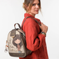 Esta mochila é uma peça cheia de personalidade e charme, pensada para a mulher que aprecia o detalhe e a originalidade.

De formato arredondado e dimensões compactas, apresenta uma ilustração exclusiva com a icónica personagem Anekke rodeada de elementos florais e a frase "time to bloom — a tulip, a new emotion", evocando a delicadeza e o espírito de renovação do outono.