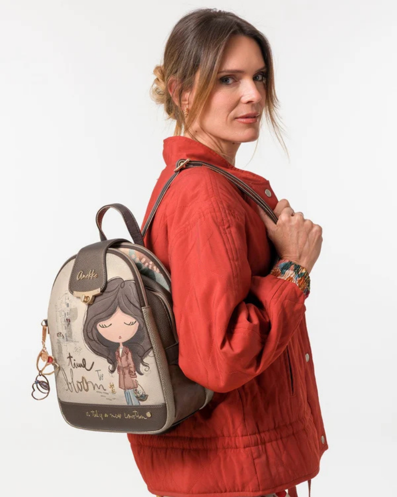 Esta mochila é uma peça cheia de personalidade e charme, pensada para a mulher que aprecia o detalhe e a originalidade.

De formato arredondado e dimensões compactas, apresenta uma ilustração exclusiva com a icónica personagem Anekke rodeada de elementos florais e a frase "time to bloom — a tulip, a new emotion", evocando a delicadeza e o espírito de renovação do outono.