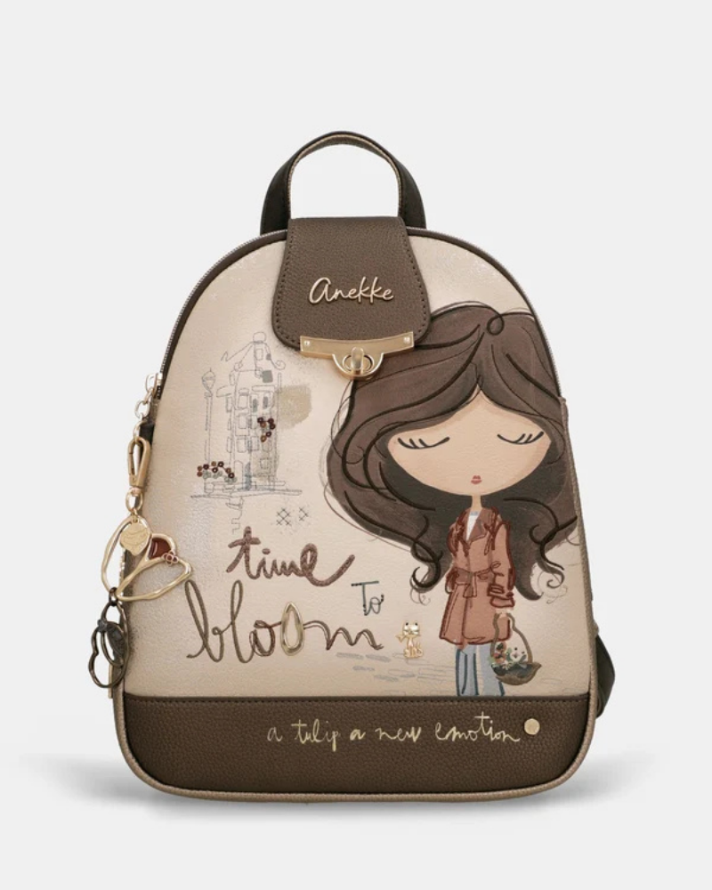 Esta mochila é uma peça cheia de personalidade e charme, pensada para a mulher que aprecia o detalhe e a originalidade.

De formato arredondado e dimensões compactas, apresenta uma ilustração exclusiva com a icónica personagem Anekke rodeada de elementos florais e a frase "time to bloom — a tulip, a new emotion", evocando a delicadeza e o espírito de renovação do outono.
