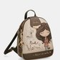 Esta mochila é uma peça cheia de personalidade e charme, pensada para a mulher que aprecia o detalhe e a originalidade.

De formato arredondado e dimensões compactas, apresenta uma ilustração exclusiva com a icónica personagem Anekke rodeada de elementos florais e a frase "time to bloom — a tulip, a new emotion", evocando a delicadeza e o espírito de renovação do outono.