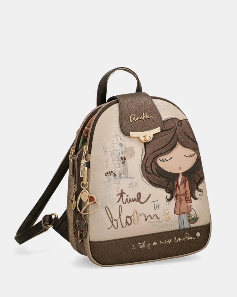 Esta mochila é uma peça cheia de personalidade e charme, pensada para a mulher que aprecia o detalhe e a originalidade.

De formato arredondado e dimensões compactas, apresenta uma ilustração exclusiva com a icónica personagem Anekke rodeada de elementos florais e a frase "time to bloom — a tulip, a new emotion", evocando a delicadeza e o espírito de renovação do outono.
