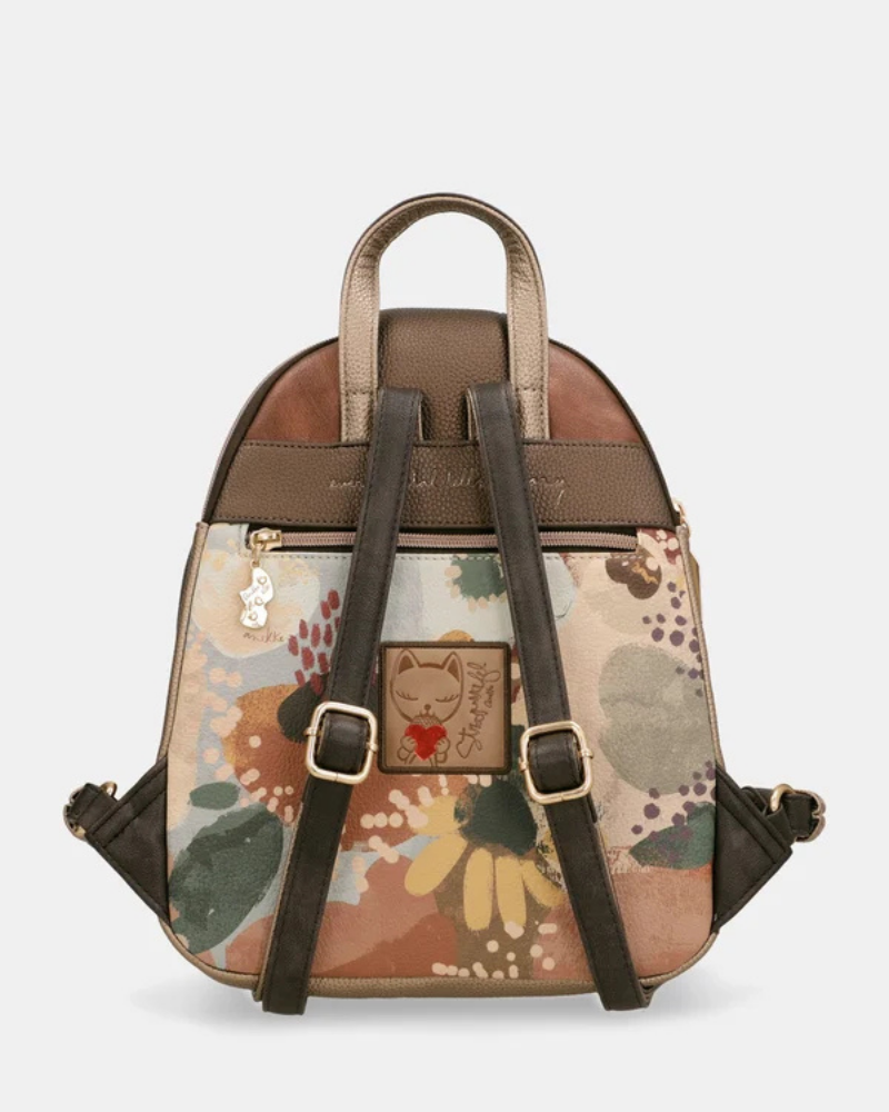 Esta mochila é uma peça cheia de personalidade e charme, pensada para a mulher que aprecia o detalhe e a originalidade.

De formato arredondado e dimensões compactas, apresenta uma ilustração exclusiva com a icónica personagem Anekke rodeada de elementos florais e a frase "time to bloom — a tulip, a new emotion", evocando a delicadeza e o espírito de renovação do outono.