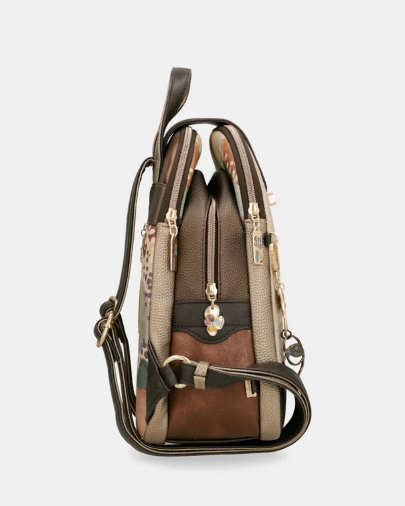 Esta mochila é uma peça cheia de personalidade e charme, pensada para a mulher que aprecia o detalhe e a originalidade.

De formato arredondado e dimensões compactas, apresenta uma ilustração exclusiva com a icónica personagem Anekke rodeada de elementos florais e a frase "time to bloom — a tulip, a new emotion", evocando a delicadeza e o espírito de renovação do outono.