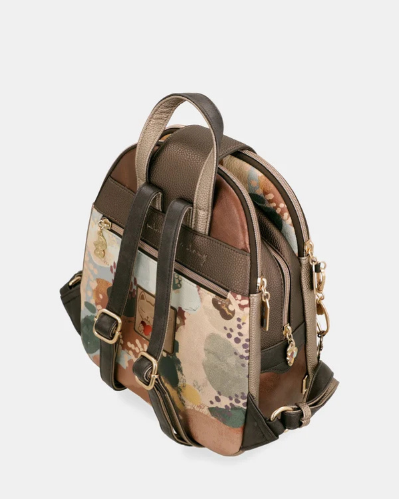 Esta mochila é uma peça cheia de personalidade e charme, pensada para a mulher que aprecia o detalhe e a originalidade.

De formato arredondado e dimensões compactas, apresenta uma ilustração exclusiva com a icónica personagem Anekke rodeada de elementos florais e a frase "time to bloom — a tulip, a new emotion", evocando a delicadeza e o espírito de renovação do outono.