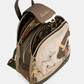 Esta mochila é uma peça cheia de personalidade e charme, pensada para a mulher que aprecia o detalhe e a originalidade.

De formato arredondado e dimensões compactas, apresenta uma ilustração exclusiva com a icónica personagem Anekke rodeada de elementos florais e a frase "time to bloom — a tulip, a new emotion", evocando a delicadeza e o espírito de renovação do outono.