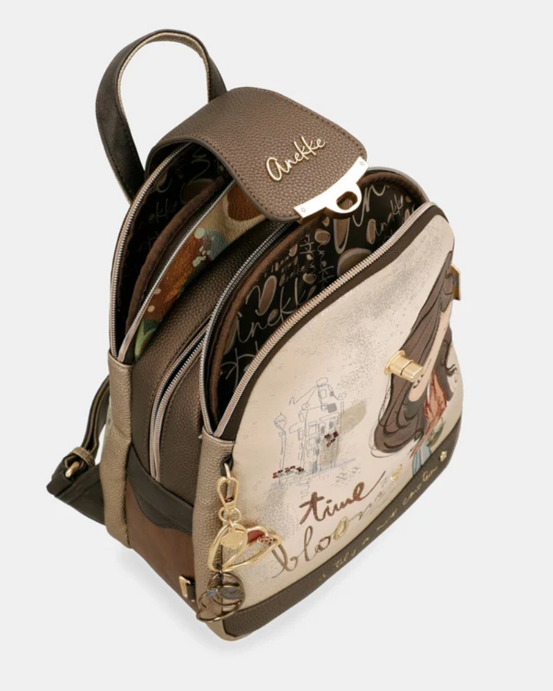 Esta mochila é uma peça cheia de personalidade e charme, pensada para a mulher que aprecia o detalhe e a originalidade.

De formato arredondado e dimensões compactas, apresenta uma ilustração exclusiva com a icónica personagem Anekke rodeada de elementos florais e a frase "time to bloom — a tulip, a new emotion", evocando a delicadeza e o espírito de renovação do outono.